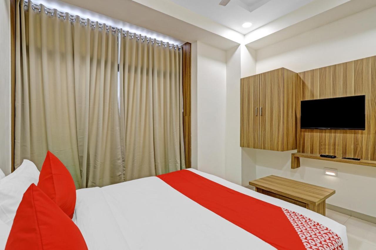 Oyo Flagship 86605 Hotel The Meriton Ahmedabad Eksteriør bilde