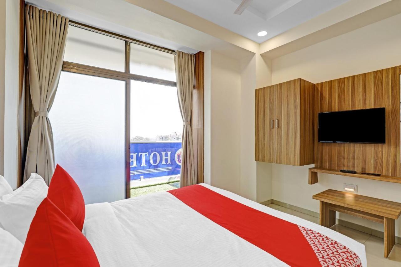 Oyo Flagship 86605 Hotel The Meriton Ahmedabad Eksteriør bilde