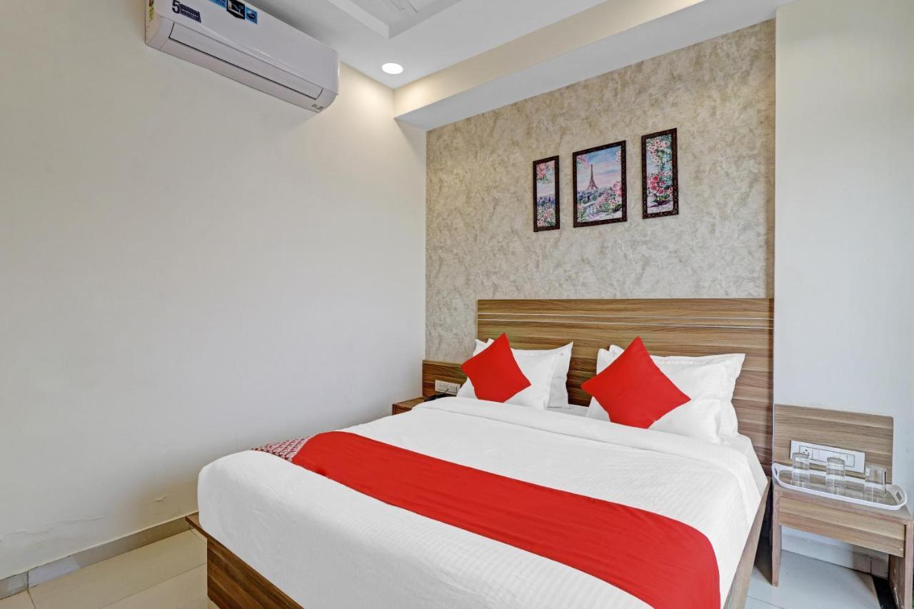 Oyo Flagship 86605 Hotel The Meriton Ahmedabad Eksteriør bilde