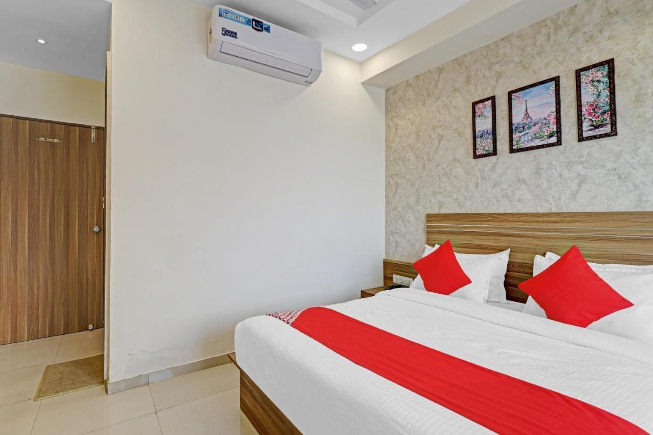 Oyo Flagship 86605 Hotel The Meriton Ahmedabad Eksteriør bilde