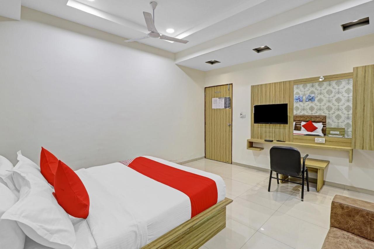 Oyo Flagship 86605 Hotel The Meriton Ahmedabad Eksteriør bilde