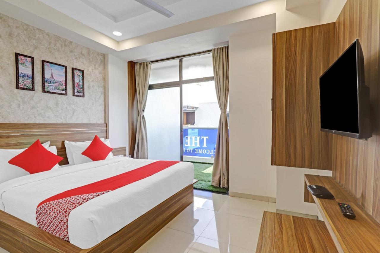Oyo Flagship 86605 Hotel The Meriton Ahmedabad Eksteriør bilde