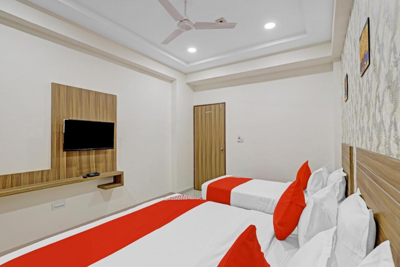 Oyo Flagship 86605 Hotel The Meriton Ahmedabad Eksteriør bilde